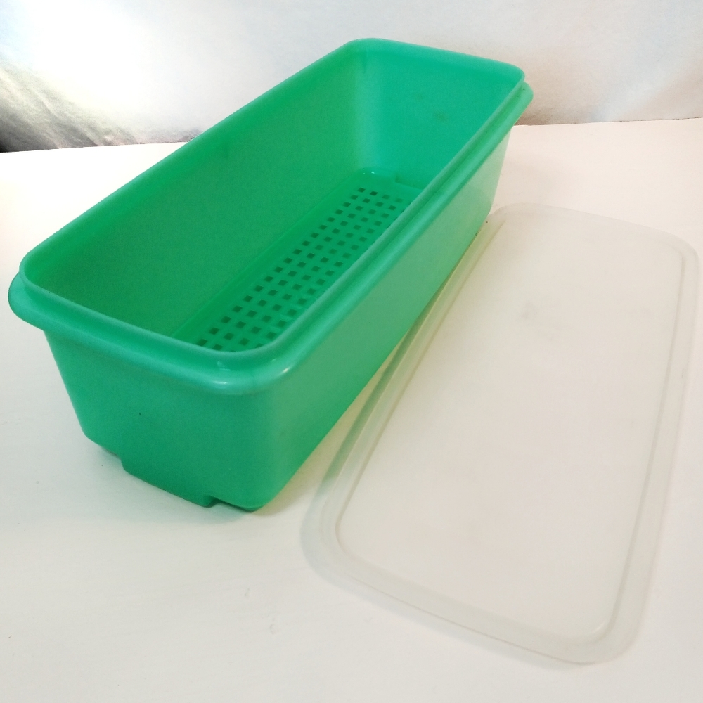 Vintage Tupperware Bread Celery Keeper